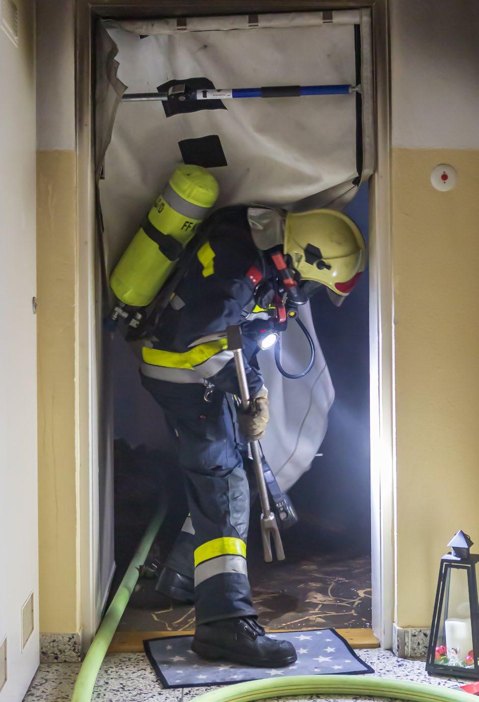 Rökgardinen placeras i en dörröppning för att hindra att brandgaser sprids till exempelvis ett trapphus.