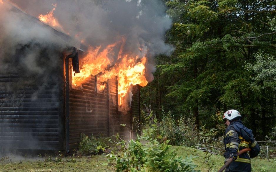 Lågor som slår ut genom fönster, tyder ofta på att branden är ventilationskontrollerad. snabbt, t.ex.