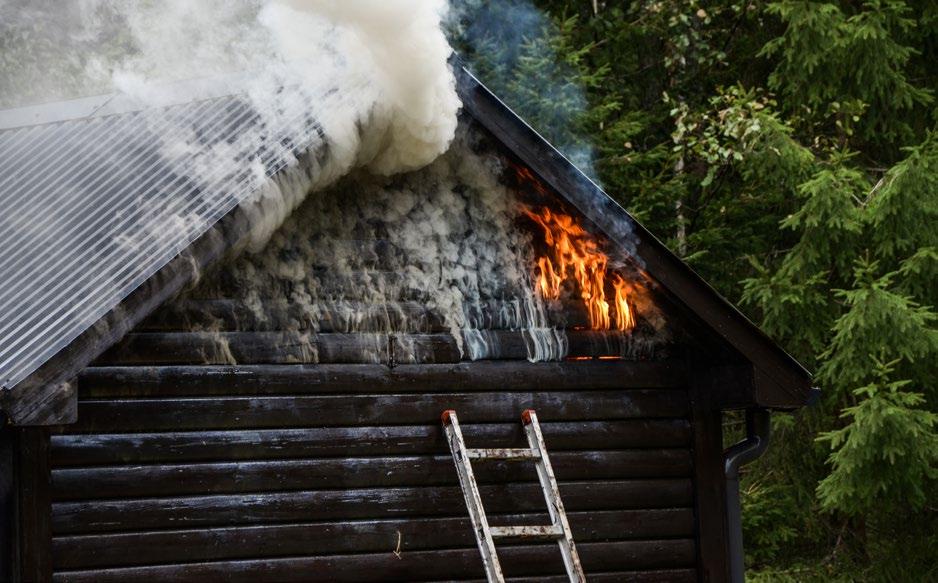 Brandgaser som trycker ut genom springor i byggnaden, tyder ofta på att branden är ventilationskontrollerad.