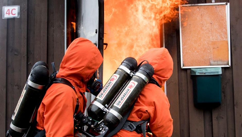 Vid en fullt utvecklad rumsbrand, kan flammor trycka ut genom öppningar. Branden är då ventilationskontrollerad.