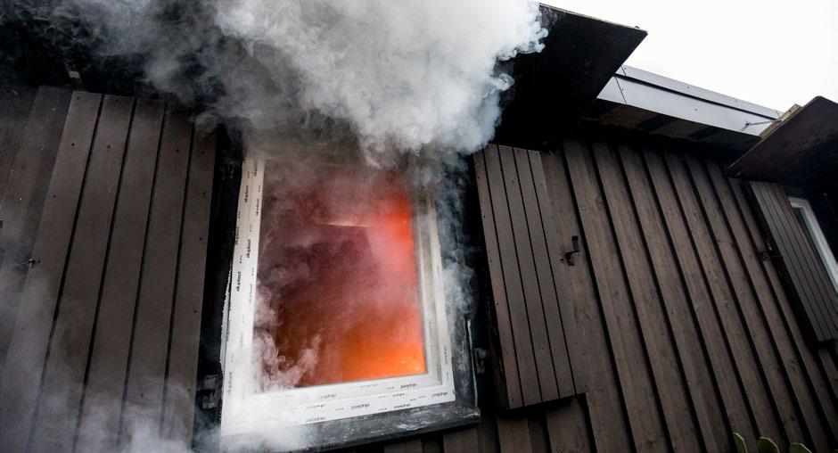 Om rummet är tillslutet, sker en tryckökning i rummet. Brandgaser kan då ses tryckas ut till exempel genom fönsterspringor.