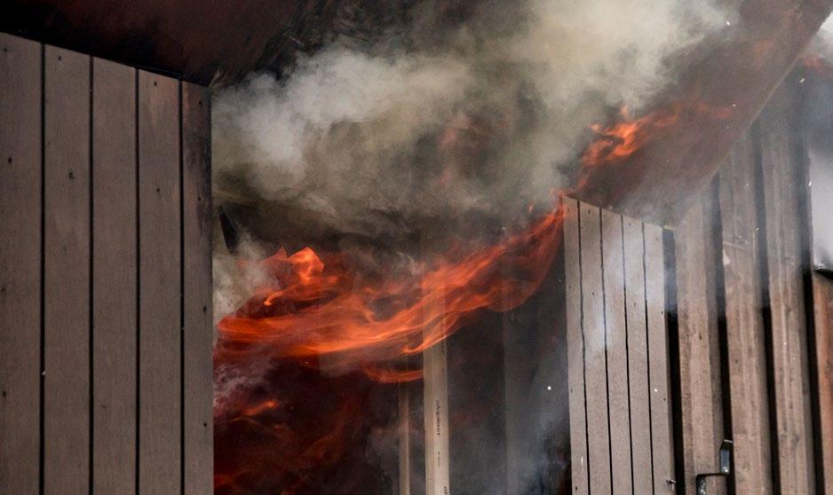 Vid brandgasventilation strömmar värme och brandgaser ut genom frånluftsöppningar. måste stor försiktighet iakttas.