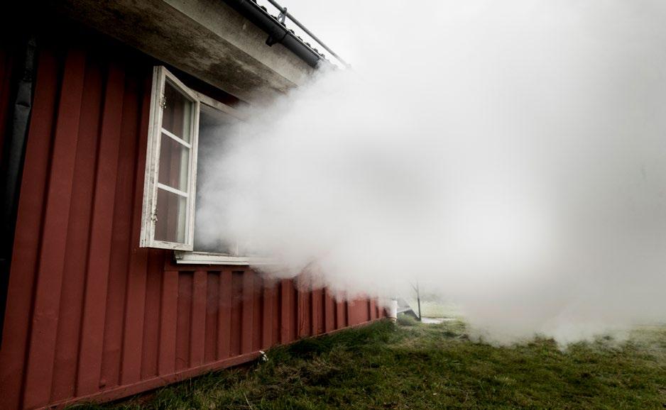 Övertrycksventilation innebär att brandgaser och värme trycks ut genom en frånluftsöppning med hjälp av kraftiga fläktar.