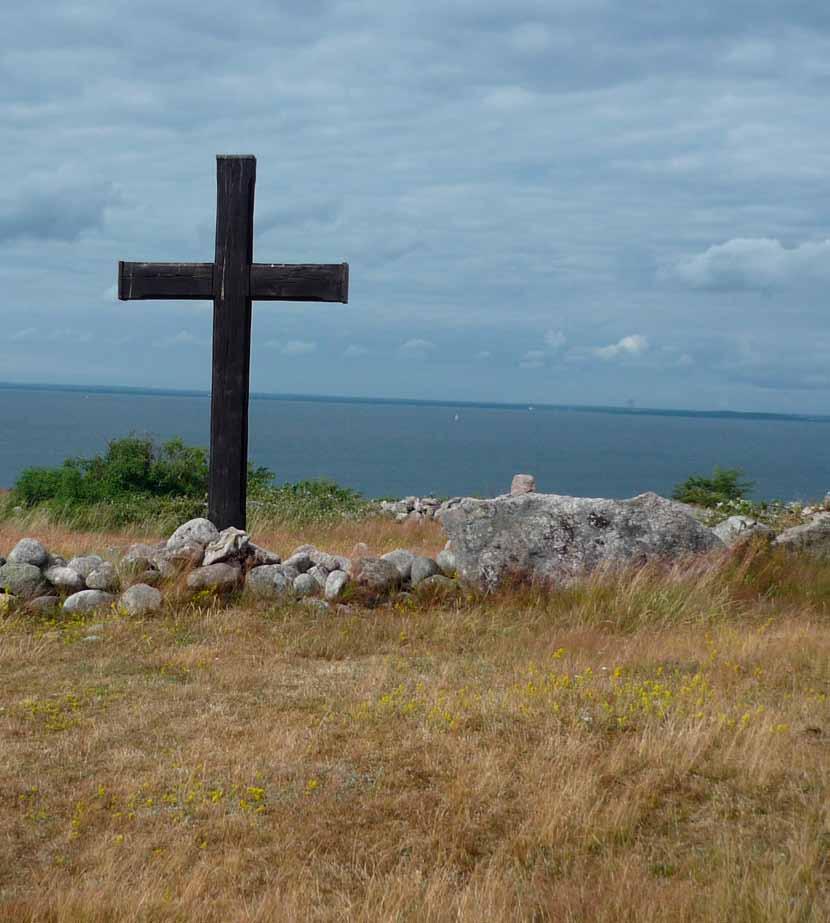 Hanövisan av Anton Remelin Jag går omkring på Hanö en vacker sommardag då havet smeker klippan med mjuka böljeslag jag söker efter stenen där