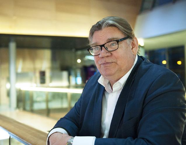 Timo Soini är en av Finlands mest kända politiker. När man rör sig med honom på köpcentret Iso Omena i Esbo sneglar så gott som varje förbipasserande på honom.