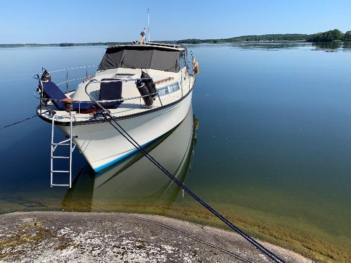 Väl framme var det lä och något varmare. Även vattnet var varmare, nu var det närmare 18 grader. Badbart, men inte mycket mer. Dock var vattnet inget vidare.