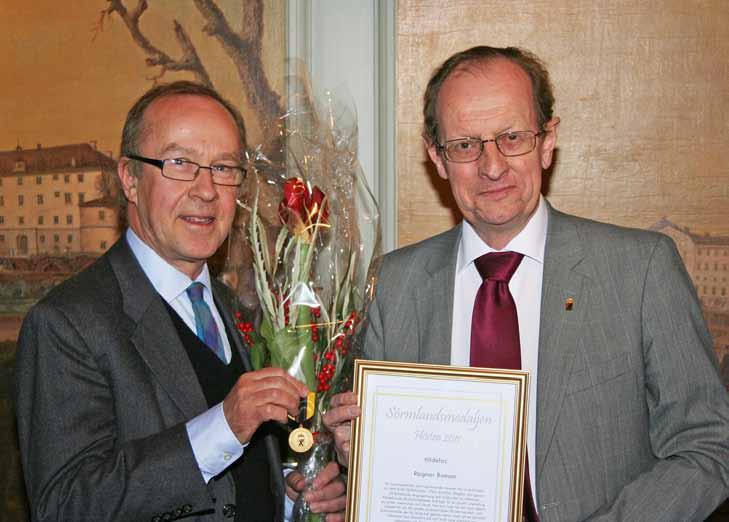 Foto: Christer Lennartsson, Länsstyrelsen Ur landshövding Bo Könbergs hand fick Hälleforsnäsbon Ragnar Boman motta Sörmlandsmedaljen för sitt hängivna arbete att jobba med Hälleforsnäs utveckling.