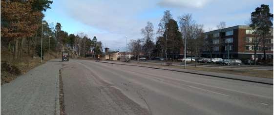 Eskilstuna kommun 2019-08-09 37 (52) sidor om vägen som bidrar till en upplevelse av stadsrum i stället för trafikrum. Körbanan utgör idag en gatusektion på 14 meter och upplevs som mycket bred.