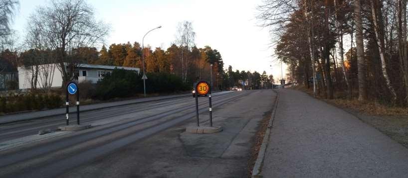 Vid Skogsängsskolan finns ett övergångsställe med refug, ytterligare ett övergångsställe finns norrut vid Sankt Andreas kyrkan.
