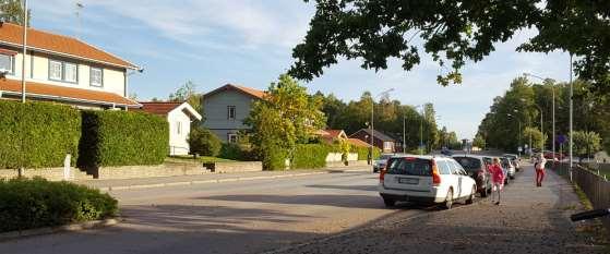 Eskilstuna kommun 2019-08-09 38 (52) Foto: Gatusektion i höjd med Skogsängsskolan Förändring Gatusektionen föreslås förändras från infarten Sankt Andreas kyrka till cirkulationen söder om