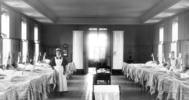 historia > 4-bäddssal Danderyds sjukhus. Draperier mellan gav lite avskildhet. De gamla grekerna vårdade värdefulla patienter i så kallade asklepion. Sjukhusrum på Sabbatsbergs sjukhus.