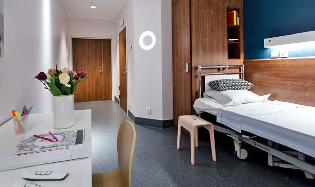 »En vårdform som bygger på tanken att patienten är en fullvärdig medlem i ett team.«rummen är byggda enligt ett»typrum«framtaget av Locum och SLSO. Patienterna liknar det vid att bo på hotell.