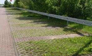 Figur 23. Exempel på genomsläpplig betongbeläggning med gräs. Figur 24. Exempel på genomsläpplig beläggning med gräs (alltimark.se).
