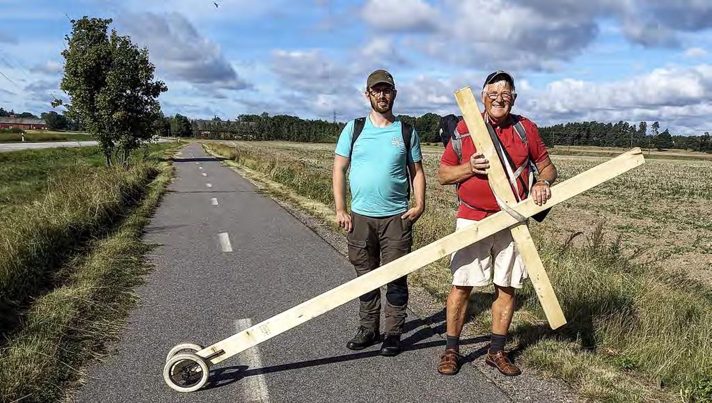 Nr 3 2020 NYHETER FRÅN PINGST David Sundell och Ingvar Holmberg på väg med korset längs sträckan mellan Vikingstad och Mjölby.