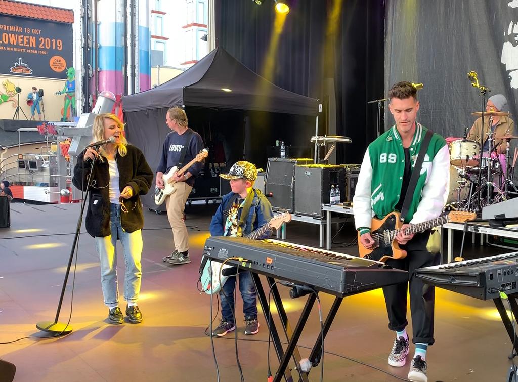 Ebba var ett av flera barn som önskade att se Mellofinalen på sin Stora Dag. Konrad lirade gitarr med The Sounds under deras spelning på Gröna Lund.