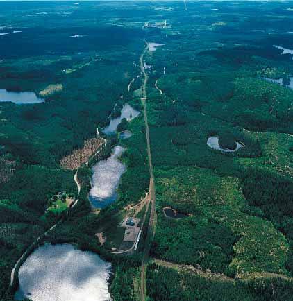 Skiren och Mariedamm i förgrunden med Skeppssjön i överdelen. Skeppsjön mot sydväst. Skiren med Mariedamm i fonden. Åsryggar vid Svartgölen (km 238, se karta). Fotopunkt 5.