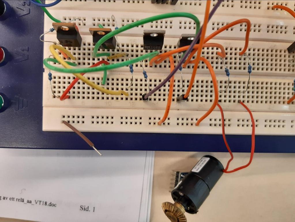 I bilden ovan representerar den övre signalen data1, och den undre representerar data0. Datat sänds med LSB först, med ett 26-bitsformat. Den första och sista biten är start och stopbitarna. 5.1.3 Test av Halleffektsensor Konceptet för kretsen var att använda en pullup-resistor som drar dess utgångssignal högt.