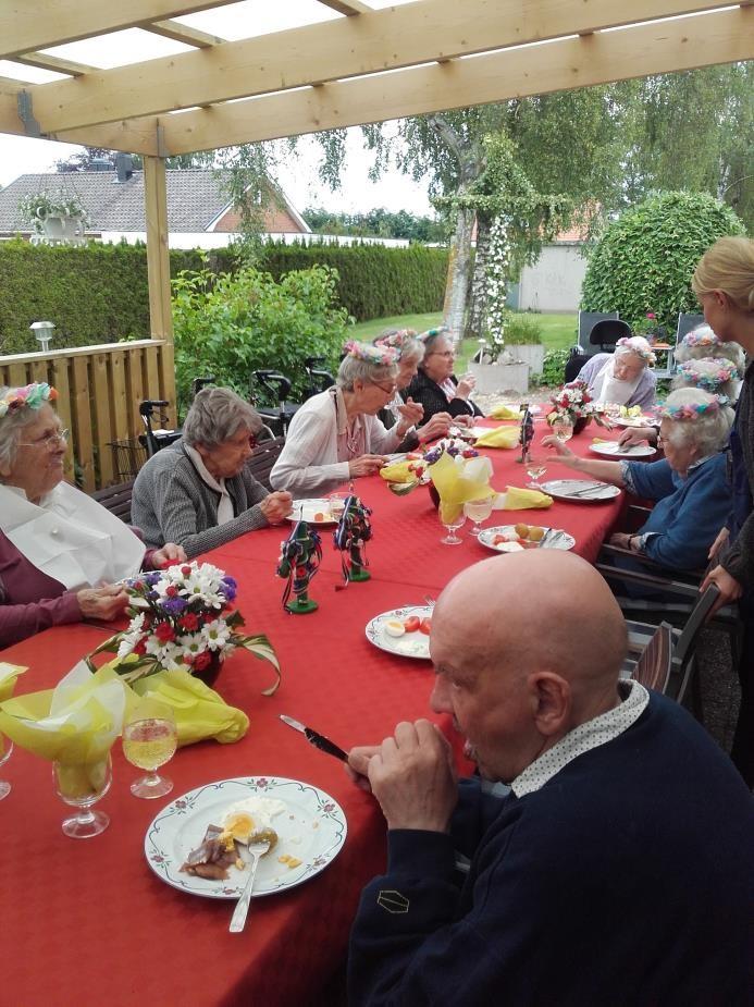 Äldreomsorgen ger huvudsakligen stöd till personer över 65 år som behöver hjälp och stöd att sköta personliga och praktiska vardagssysslor.