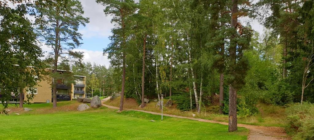 Byggnaderna är av blandad karaktär och från olika