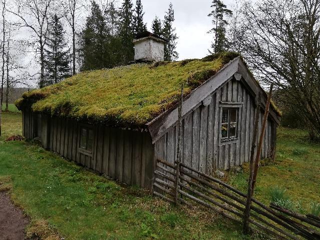 5 nätter Sida 3 av 8 Lurehus Leden lämnar landsvägen och följer åter stigar fram till en mindre väg. Här lämnar du leden och följer vägen fram till Skallinge.