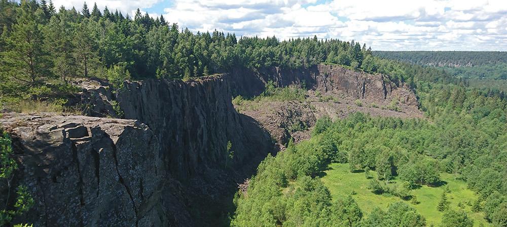 I en geopark får du upptäcka sambanden mellan geologi, biologi och kulturhistoria. Besök platåbergen och dess omgivningar och upplev vindlande historiska berättelser och skeenden.