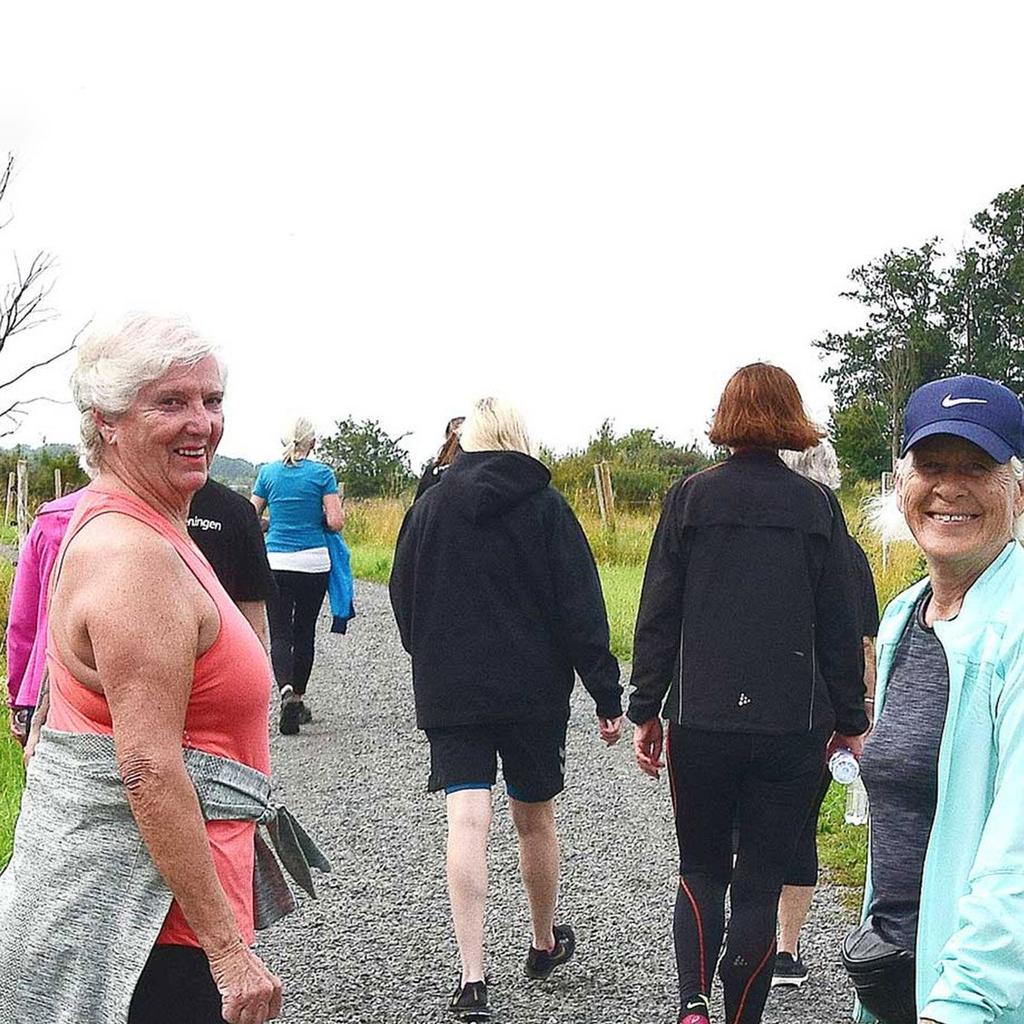 Britt Andersson och Lena Landström från Hedentorp uppskattar KDFF:s utegympa. Gympa med KDFF för 65-plussare Det är inte bara barn och ungdomar som behöver röra på sig.