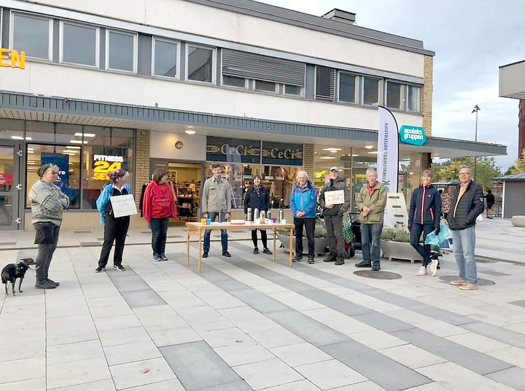 Fredag i Vallentuna Vad händer i Vallentuna på fredagar? Den som besöker centrum kan få se några som står någonstans och vill säga något viktigt.