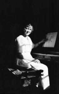 Ingegerd Levander, ca 1920. Fotograf: okänd. Till Stockholm kom Ingegerd Levander år 1921. Hon var bosatt på en adress på Eriksbergsgatan och tog lektioner i piano, harmonilära och elementarsång.
