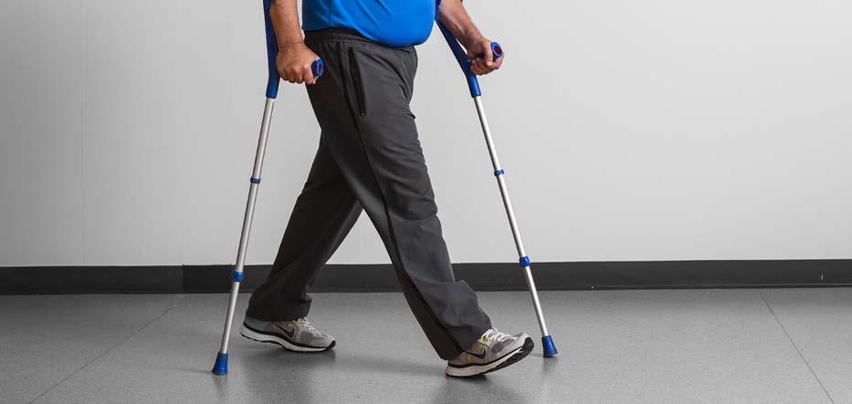 = opererat ben Bild 1. Trepunktsgång Kontakt, ingen belastning Använd hela tiden två kryckor när du går.