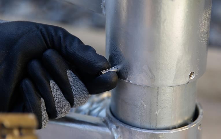 gängstift med zinksprejen (25) som ingår i leveransen.