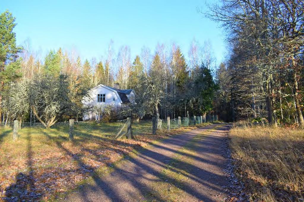 Bostadshus Huset är byggt 1 ½ plan på torpargrund och delvis på källare. Stomme av trä med eternitplattor som fasad. Taket är brutet och har ytskikt av plåt. Tvåglasfönster och delvis enkelglas.