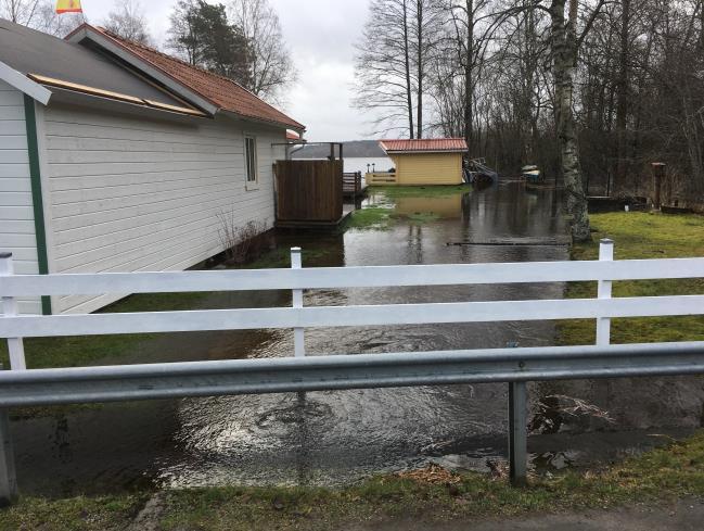 Omgivningspåverkan från djurhållning är mer eller mindre accepterad på landsbygden men konflikter kan uppstå i samband med tätortsutbyggnad i jordbruksområden.