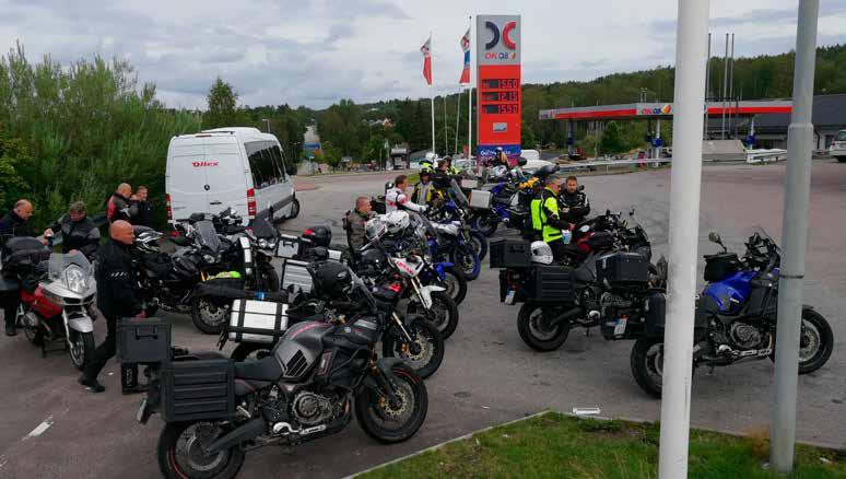 Stora vattenansamlingar på vägarna, så jag avvaktade med att köra vidare. Kommunbilar med personal fick dirigera trafiken medan andra jobbade med att få bort vattnet i närliggande rondell.