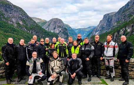 Färja till Valldal och campingen där, vilket blev slutstationen denna dag. Fint väder em. o kväll. Ny dag med regn! Ytterligare spektakulära/hisnande vyer serverades direkt på morgonen.