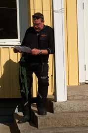 Strax före kl. 10 rullar vi in på mötesplatsen i Stoby och möts av en härlig syn: - ett tjugotal hojar glittra i morgonsolen och runtom oss är ett gäng med glada och förväntansfulla människor.