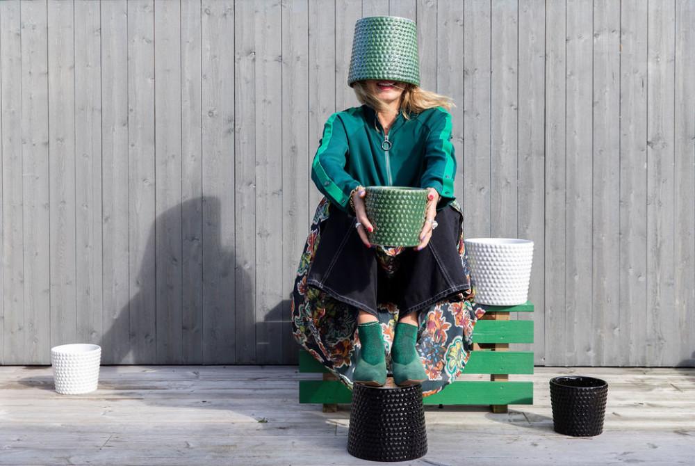 POT CORINNE Matta ytor har under flera säsonger intagit våra hem. I vår nya serie krukor, Corinne, har vi istället valt att satsa på högglansig finish.