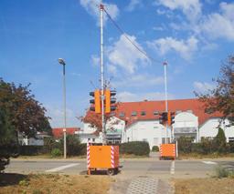 Wenn Fußgänger über die Straße möchten, können sie an der Ampel einen Knopf drücken und diese springt dann von Rot auf Grün.