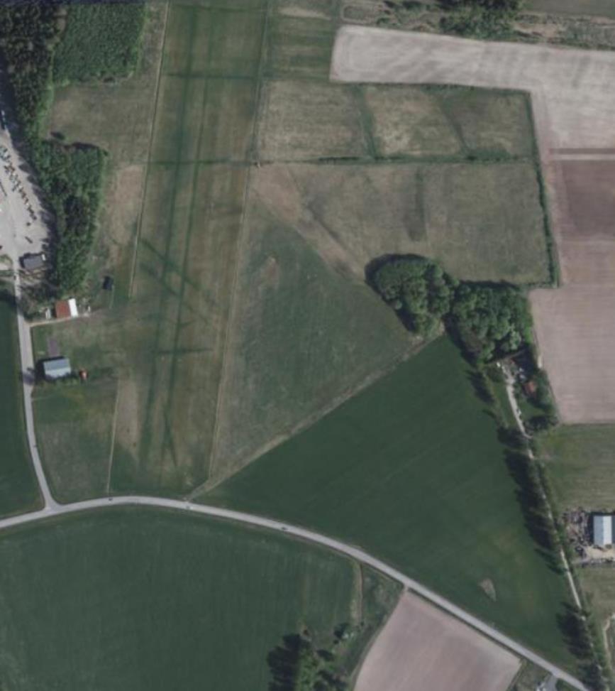 I den sly- och trädbeväxta dungen strax nordväst om bostadshuset finns grundrester kvar från en äldre ladugårdsbyggnad, Figur 5-1. I övrigt utgörs området av jordbruksmark. N Figur 5-1.
