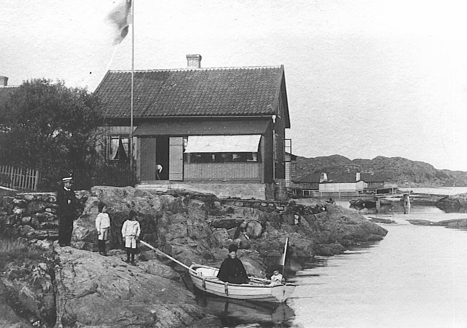 Sid. 6/7 I hushållet finns gårdskarlen Alfred Smén. Makarna Olán hade i testamente avsatt kapital så att Alfred varje dag skulle kunna hämta en hela öl (motsvarar 67 cl) hos Wångdahls Livsmedelsaffär.