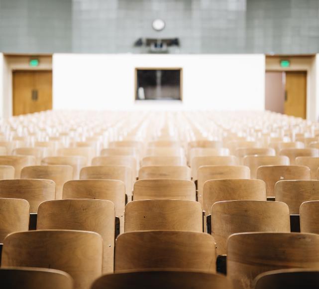 En viss skillnad mellan de som går på ett högskoleförberedande program och de som går på ett yrkesprogram. Högskoleförberedande program: Teknik-, natur-, samhälls-, och estetiska programmet.