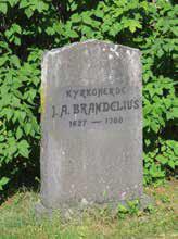Kulturgravar Acklinga kyrkogård. Kvarter 01: AC 01 001 Kyrkoherde J.A. Brandelius 1627-1700 Kyrkoherdegrav. Stenen rest i början av 1900- talet. Vinkelbruten vård av svart granit.