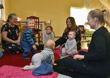 FOTO: Eva Wiklund Elliot är sprudlande glad. barnen plocka lappar ur en påse för att välja sånger.