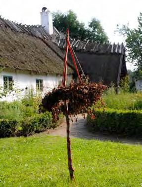 Mangårdsbyggnaden från början av 1900-talet, med intressanta takoch väggmålningar utförda av målarmästare Nils Sjöberg år 1905, har stora vårdbehov som snarast måste åtgärdas.