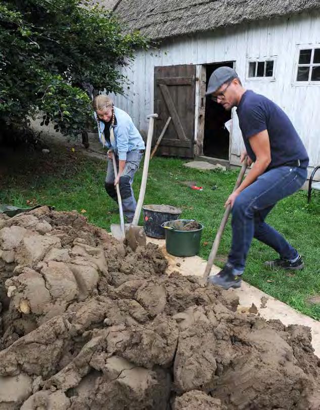 När Kulturen övertog Gamlegård återställdes byggnaderna delvis till ett äldre skick. En av åtgärderna var att ersätta brädgolven i dagligrespektive sommarstugan i den södra längan med lergolv.