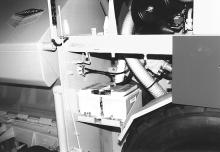 Batterier (68) Till vänster bakom beklädnaden finns batterierna för 24 V-anläggningen. För specifikationer se kapitel B Tekniska data. För underhåll se kapitel F. 68 BATTERIE.