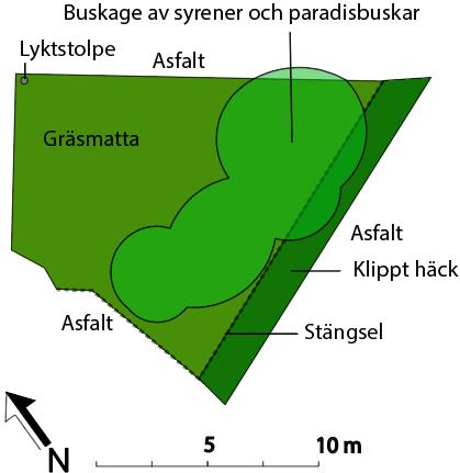 Även denna yta har sol under större delen av dagen på sommaren men får en viss skugga under förmiddagen och runt klockan åtta på kvällen skuggar huset platsen.