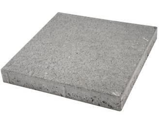 Den hårdgjorda ytan kan bestå av packat stenmjöl blandat med grus eller cementplattor, se figur 72 och 73.