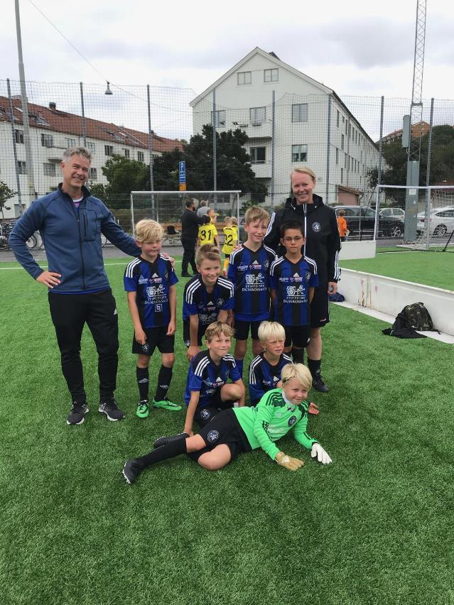 Vi kör matcher med begränsad boll-touch för att skapa passningsspel. Olika övningar så att alla får röra bollen. Vi var ett gäng killar som passade på att se Blåvittt spela mot Östersund.