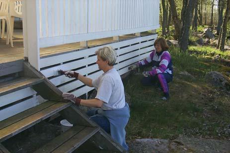 För ved går det åt till bastubadandet och även till kaminen regnruggiga dagar.