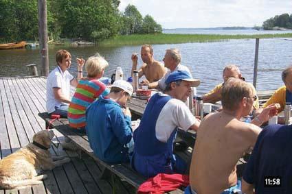 Fika, lunch eller kvällsgrillning, långborden på det stora brygghörnet rymmer